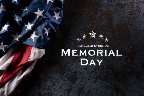 szczęśliwego dnia pamięci. amerykańskie flagi z tekstem remember & honor na tle czarnej kamiennej tekstury. 25 maja. - memorial day zdjęcia i obrazy z banku zdjęć
