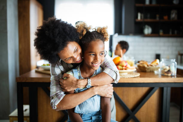 gelukkige moeder en kinderen in de keuken. gezond eten, familie, koken concept - lifestyle stockfoto's en -beelden