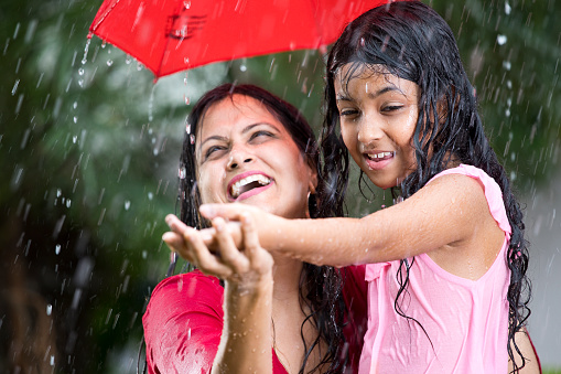 ✓ Imagen de Feliz madre e hija bajo la lluvia Fotografía de Stock