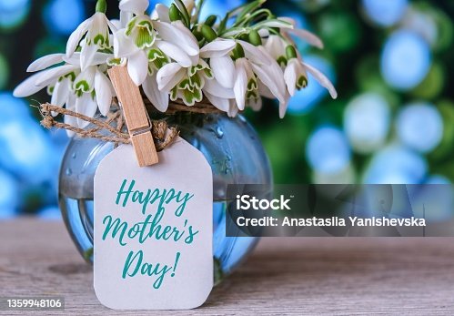 istock Happy Mothers Day lettering greeting card. Spring flowers snowdrop. Best mom ever. Beautiful tender bouquet of flowers. Holiday concept 1359948106