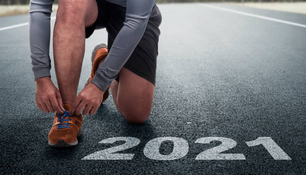frohes neues jahr 2021 - rennen sport stock-fotos und bilder