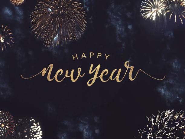 feliz texto de año nuevo con fuegos artificiales de oro en el cielo nocturno - happy new year fotografías e imágenes de stock