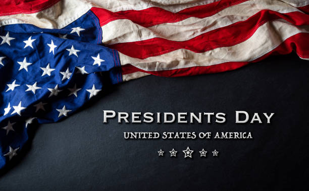 concepto de día de presidentes felices con bandera de los estados unidos sobre fondo de madera negra. - presidents day fotografías e imágenes de stock