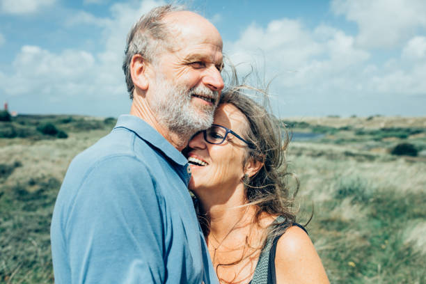 gelukkige senior paar - pensioen nederland stockfoto's en -beelden