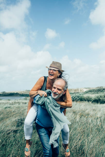 gelukkige senior paar - pensioen nederland stockfoto's en -beelden