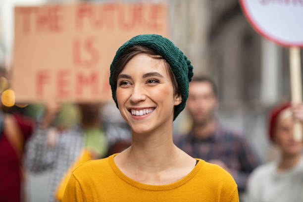 gelukkige glimlachende vrouw in protest voor vrouwelijke rechten - gay demonstration stockfoto's en -beelden