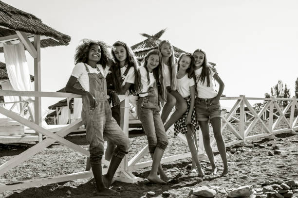 chicas adolescentes felices en vacaciones - fotografía imágenes fotografías e imágenes de stock