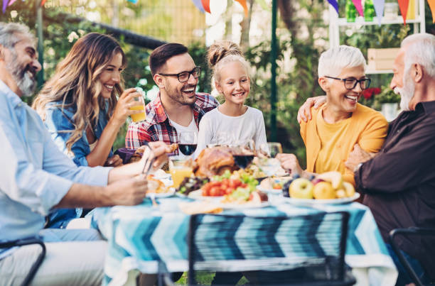 happy thanksgiving-diner in de tuin - family garden,party stockfoto's en -beelden