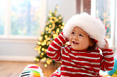クリスマスに幸せな幼児を弾いて