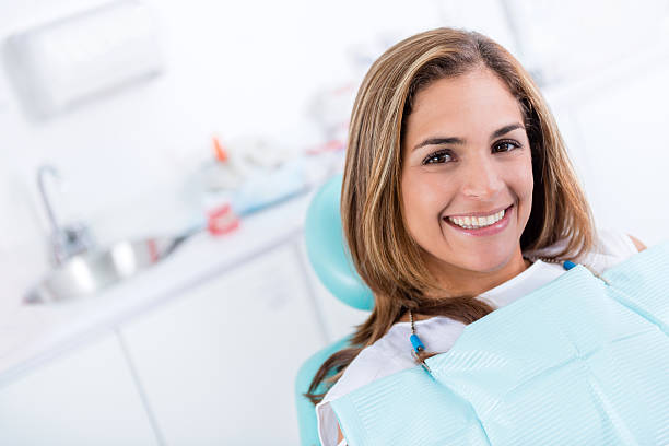 feliz mujer en el dentista - sonrisa con dientes fotografías e imágenes de stock