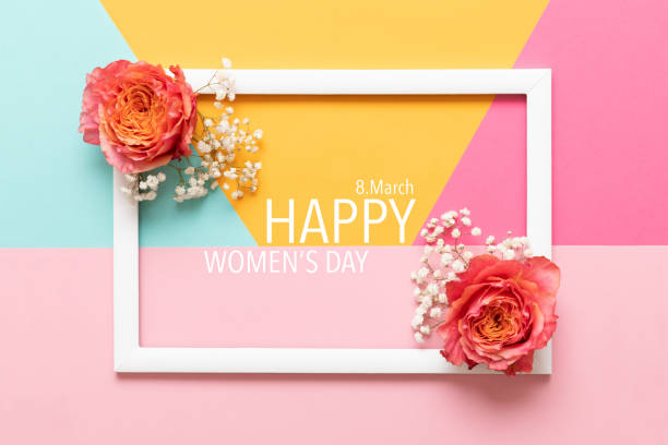 happy women's dag pastel gekleurde achtergrond. plat lag wenskaart met prachtige koraal tint rozen. - womens day poster stockfoto's en -beelden