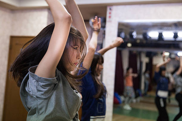 幸せな若い日本の女の子 - ダンス ストックフォトと画像