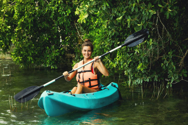 jeune femme heureux kayak sur le lac - kayak mangrove photos et images de collection
