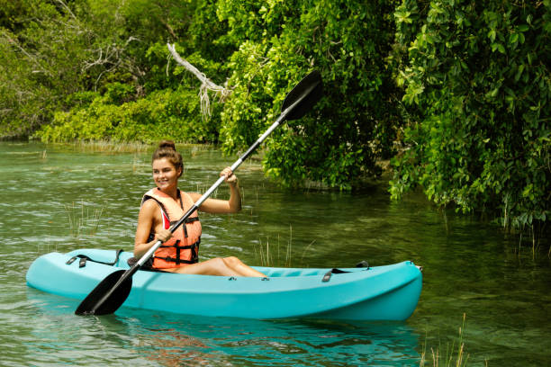 jeune femme heureux kayak sur le lac - kayak mangrove photos et images de collection