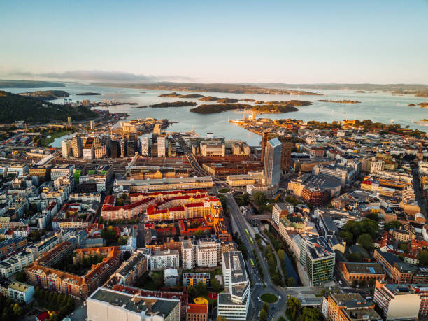 porto e veduta del distretto finanziario di oslo, norvegia - oslo foto e immagini stock