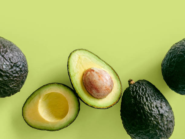 hass avocado - avocado stockfoto's en -beelden