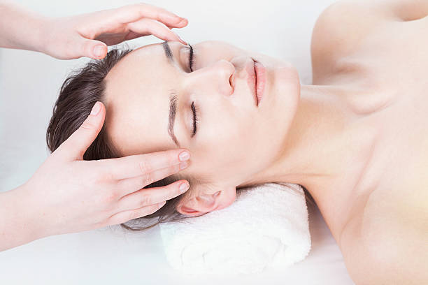 massage de la tête - réflexologie photos et images de collection