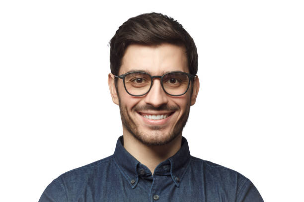 headshot tersenyum pria bisnis kaukasia eropa dengan potongan rambut dan kacamata, terisolasi di latar belakang putih - close up potret stok, foto, & gambar bebas royalti