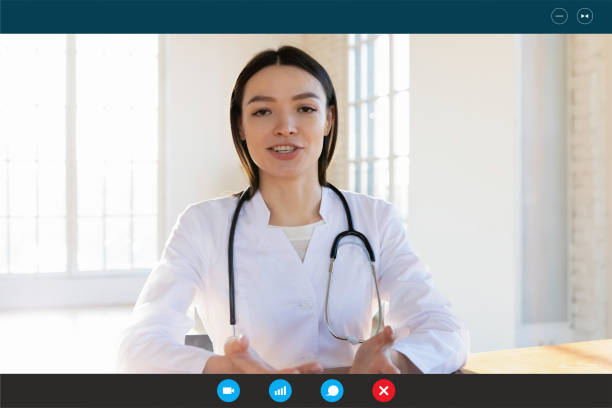 retrato de foto de la cabeza de la doctora consultar paciente en línea - nurse talking to camera fotografías e imágenes de stock