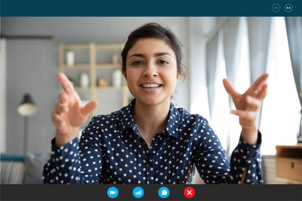хедшот портрет улыбающейся индийской женщины говорить по видеосвязи - video call стоковые фото и изображения