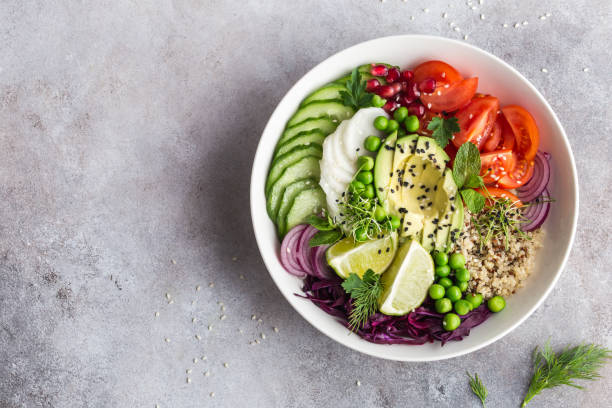 healhty vegansk lunch bowl. avokado, quinoa, tomat, gurka, rödkål, gröna ärtor och rädisa grönsaker sallad. - skål porslin bildbanksfoton och bilder