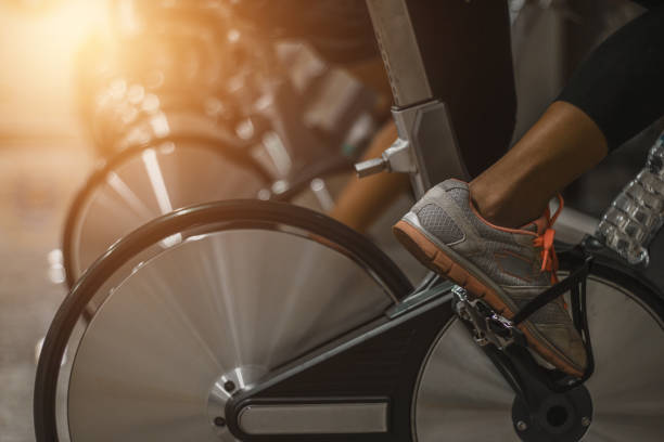 ヘルスケアの概念 - 自転車ジム ストックフォトと画像