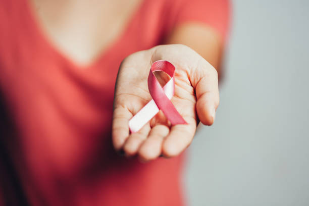헬스케어 및 의학 컨셉 - 분홍색 유방암 인식 리본을 들고 있는 여성 - breast cancer 뉴스 사진 이미지