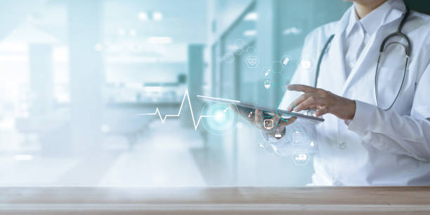 gezondheidszorg en technologie, arts met behulp van digitale tablet met icon medical network op ziekenhuis achtergrond - gezondheidszorg en medicijnen stockfoto's en -beelden