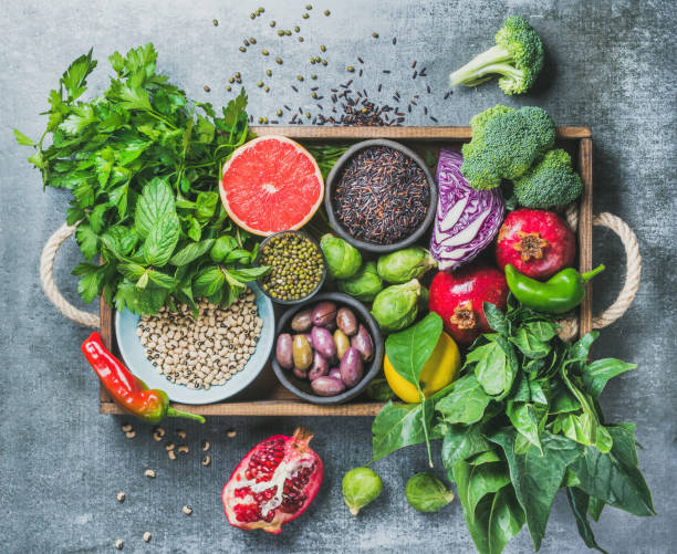 gezonde voedingsmiddelen en nieuwe voedselingrediënten in houten doos over grijze achtergrond - antioxidant stockfoto's en -beelden
