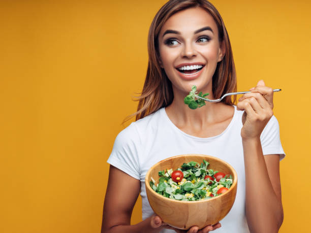 healthy lifestyle - bella ragazza mangia sano foto e immagini stock