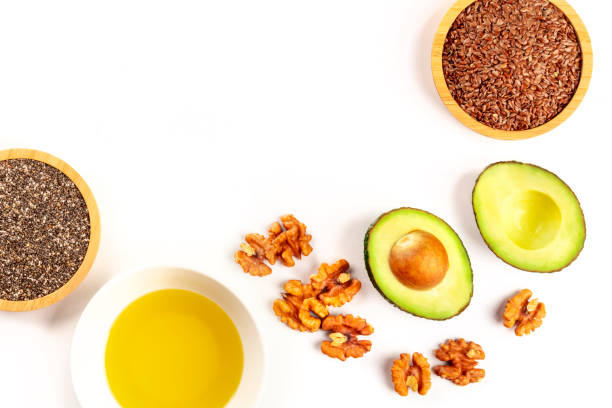 gezonde omega-3 veganistisch dieet voedselingrediënten. avocado, noten, chia en lijnzaad, schot van bovenaf op een witte achtergrond met een plek voor tekst - vegan keto stockfoto's en -beelden