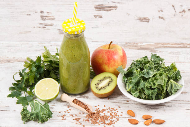 sinh tố lành mạnh từ trái cây và rau quả như là nguồn vitamin. khái niệm món tráng miệng giảm béo và bổ dưỡng - juices kiwi and parsley hình ảnh sẵn có, bức ảnh & hình ảnh trả phí bản quyền một lần
