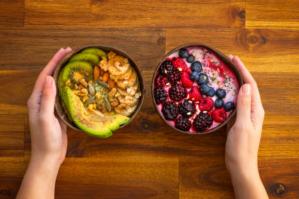 gezonde snacks in kokosnootkommen - vegan keto stockfoto's en -beelden