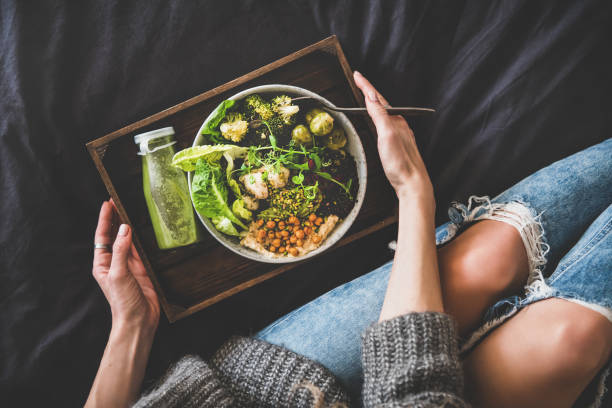 gezonde veganistische kom in bed, smoothie en vrouw in jeans - antioxidant stockfoto's en -beelden