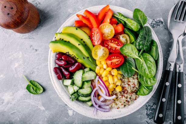healthy vegan lunch buddha bowl. avocado, quinoa, tomato, cucumber, red beans, spinach, red onion and red paprika vegetables salad. - salad bowl imagens e fotografias de stock