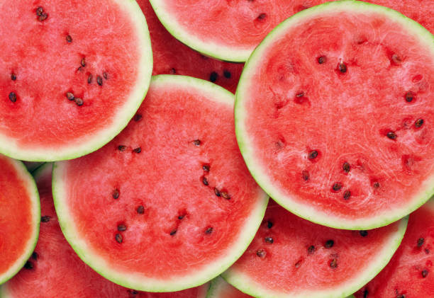 hoop van watermeloen slices - watermeloen stockfoto's en -beelden