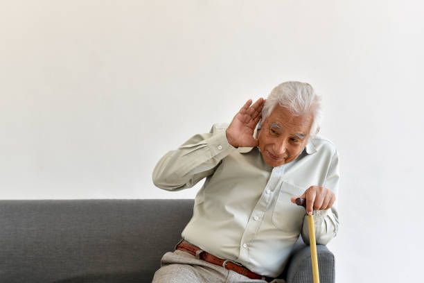 i̇şitme kaybı sorunu, kulak jest üzerinde el ile asyalı yaşlı adam dinlemek için çalışıyor, işitme yeteneği yaşlanma kıdemli düşüş, yaşlı sağlık sorunları kavramı. - hearing aids stok fotoğraflar ve resimler