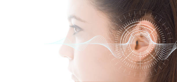 음파 시뮬레이션 기술 가진 젊은 여자의 귀를 보여주는 심리 테스트 - 듣기 뉴스 사진 이미지