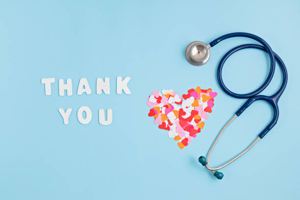 confetes de corações e mensagens de texto obrigado. expressando gratidão a médicos e enfermeiros - dia - fotografias e filmes do acervo