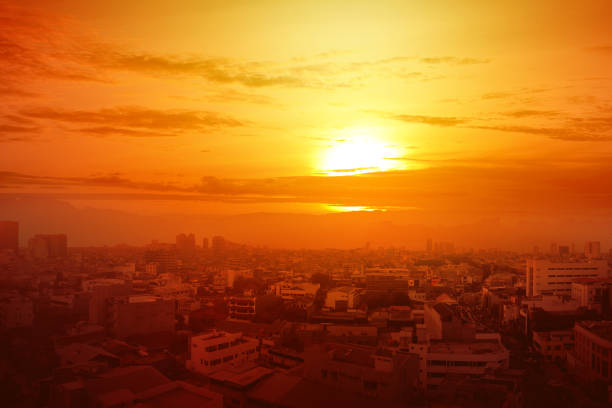빛나는 태양 배경으로 도시에 열파 - 폭염 뉴스 사진 이미지