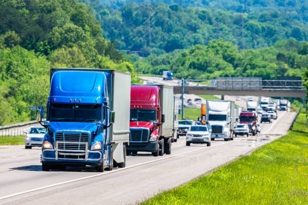Heavy Traffic On The Interstate Highway Horizontal shot of heavy traffic on the interstate highway. highway stock pictures, royalty-free photos & images