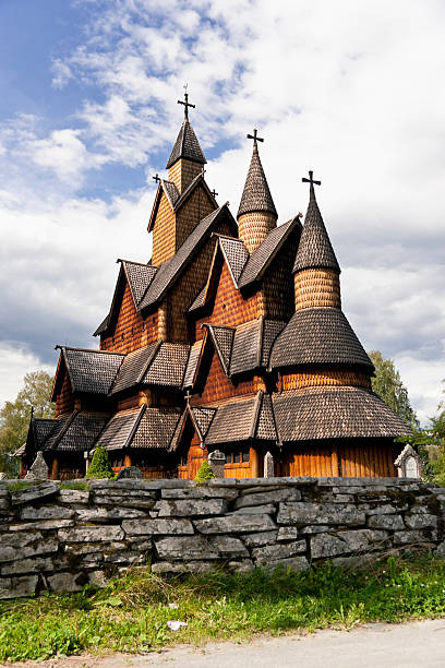 heddal igreja medieval de madeira na noruega - feddal imagens e fotografias de stock