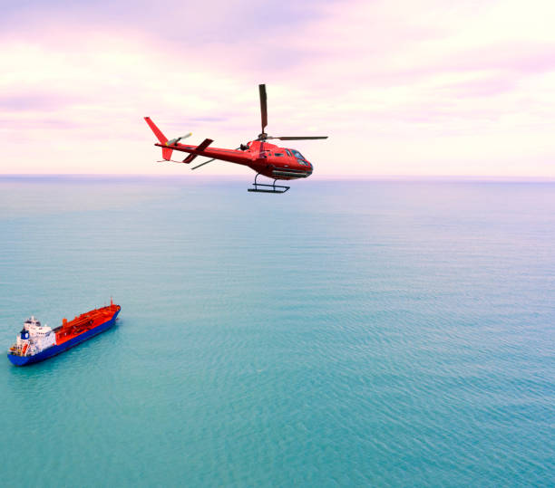 helicóptero sobrevoando um navio no oceano - drone sobrevoando o mar - fotografias e filmes do acervo