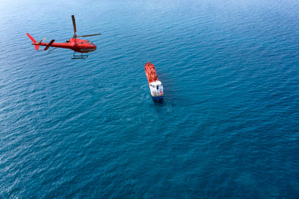 helicóptero sobrevoando um navio no oceano - drone sobrevoando o mar - fotografias e filmes do acervo