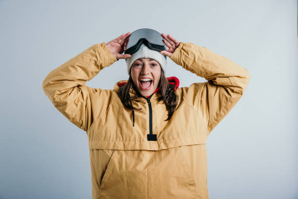 hallo sneeuw, hier kom ik - posing with ski stockfoto's en -beelden