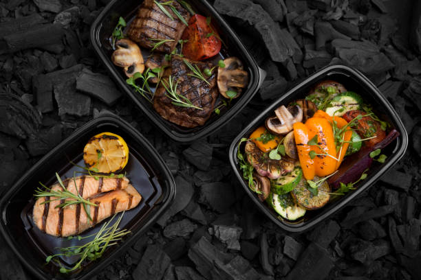 Helthy food delivery of coil cooking meat, fish and vegetables Helthy food delivery of coil cooking meat, fish and vegetables, take away lunch boxes food state stock pictures, royalty-free photos & images