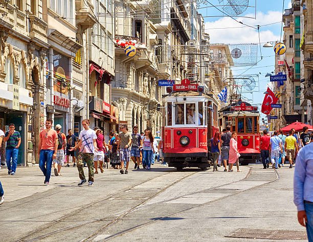 heritage tram on istiklal avenue, istanbul - beyoglu stockfoto's en -beelden