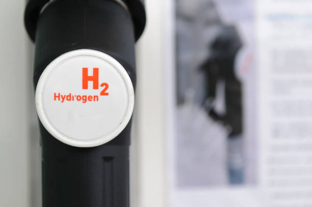 hochdruck(700 bar) wasserstoff-füllstoffdüse zum betanken von wasserstoffbetriebenen nutzfahrzeugen - hydrogen transport stock-fotos und bilder