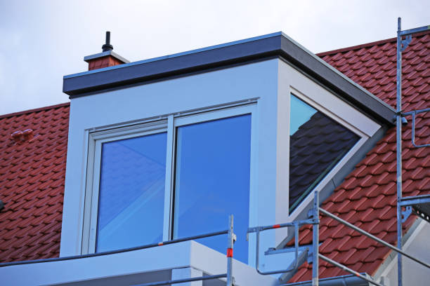 hochwertiger dachgauben mit zusätzlichen seitenfenstern - dachfenster stock-fotos und bilder