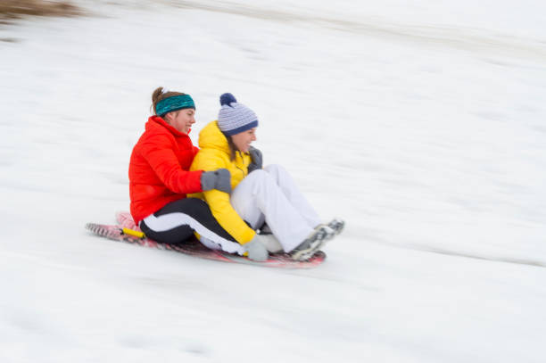 szybkie sledding w dół wzgórza po burzy śnieżnej w provo utah - has san hawkins zdjęcia i obrazy z banku zdjęć